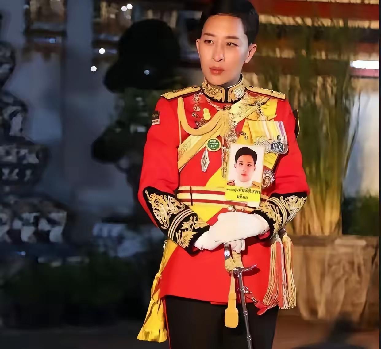帕查拉公主这个短发造型太像玛哈国王了，不但相貌像，身材也像，瘦长脸，瘦长身材，五