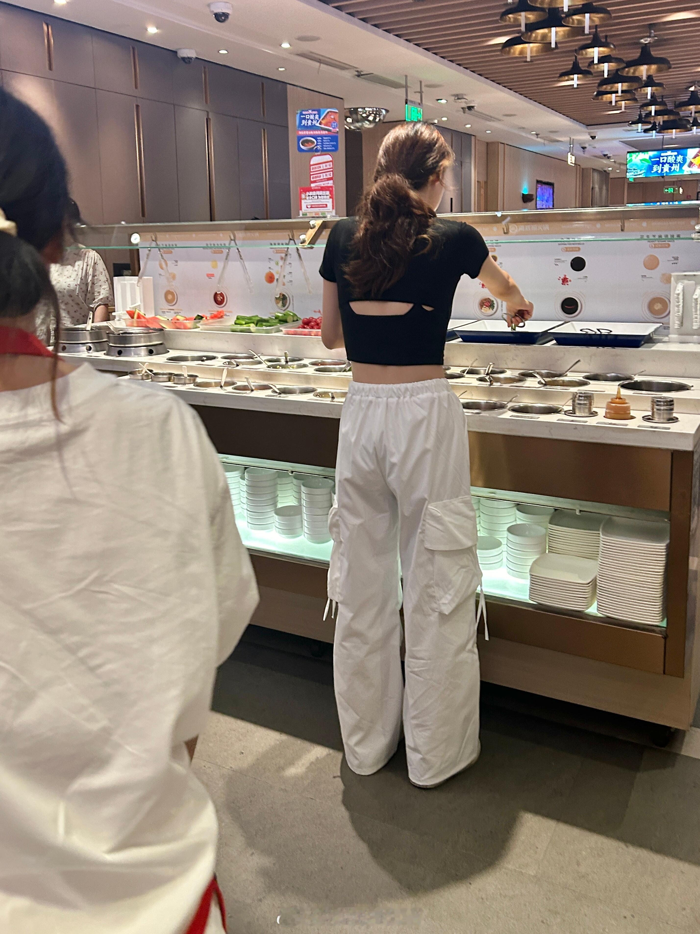 呵呵海底捞看到的。。。（第一次见到这种工装裤，白色大口袋好好看！！还是直筒的版型