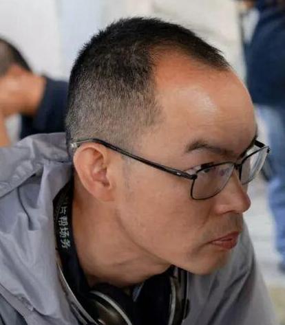 蓝鸿春“潮汕三部曲”包括《爸，我一定行的》《带你去见我妈》《给阿嬷的情书》。这三