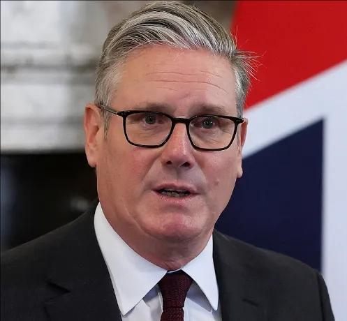 英国首相斯塔默突然对俄罗斯发难。据环球网消息，英国武装部队于当地时间14日，拦