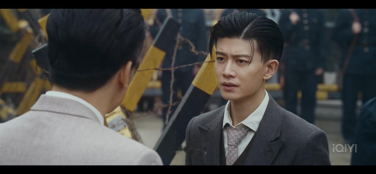 《风与潮》黄公杰阴谋落空！何贤用一只皮箱救了几万人，泽荣作气得咬牙切齿。三十