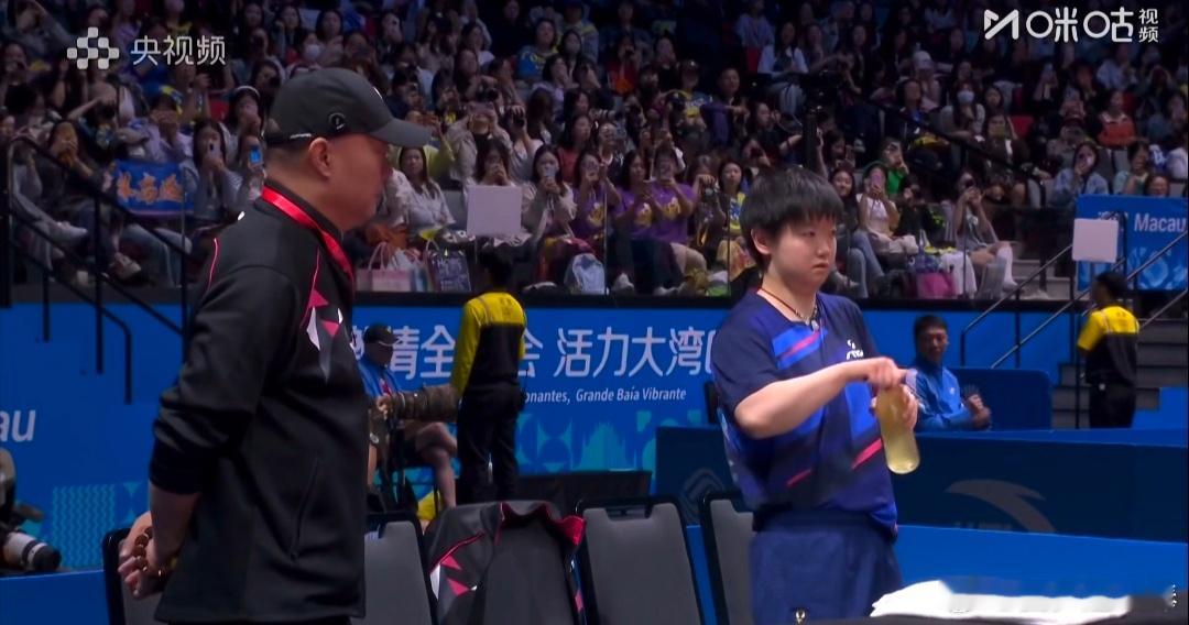 这场比赛的莎莎，藏着让人动容的蜕变：赢球后的振臂呐喊铿锵有力，跑着捡球时眼神燃着