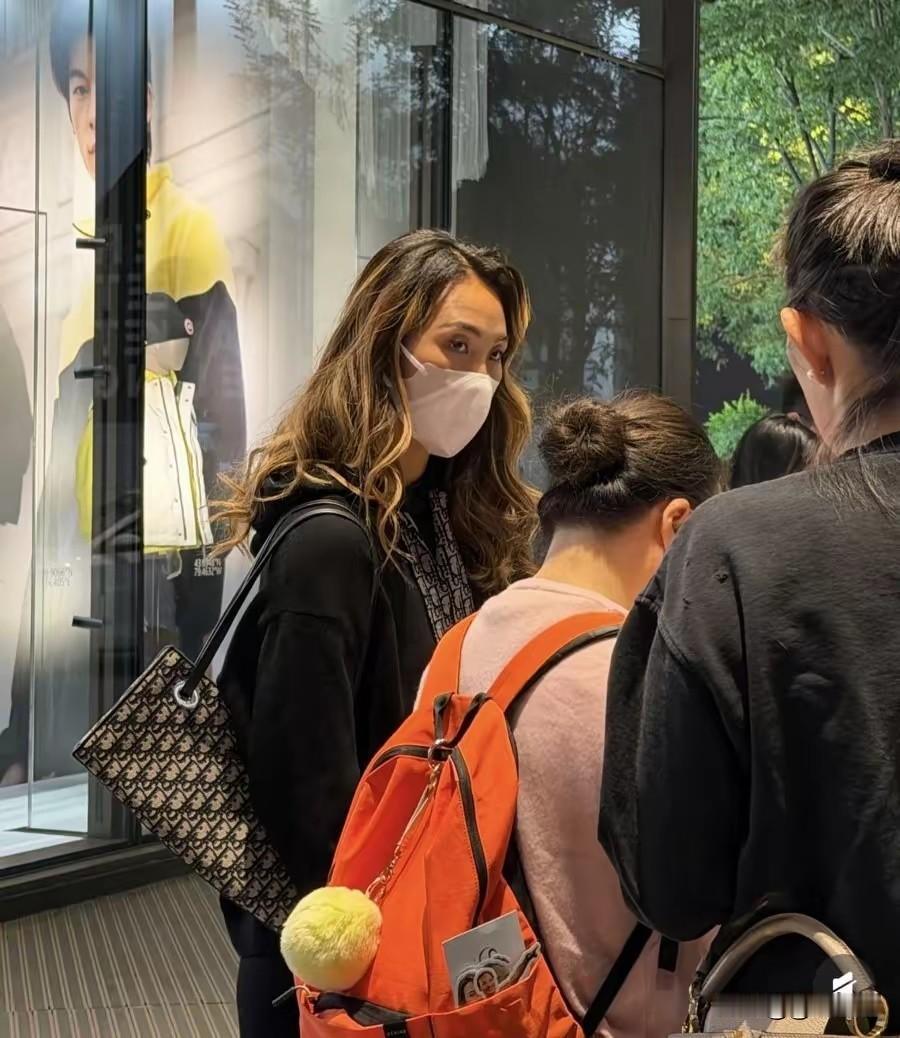 有网友在北京王府中环偶遇郑钦文，中网夺冠之后，她抽空来商场扫货，收获满满，身边放
