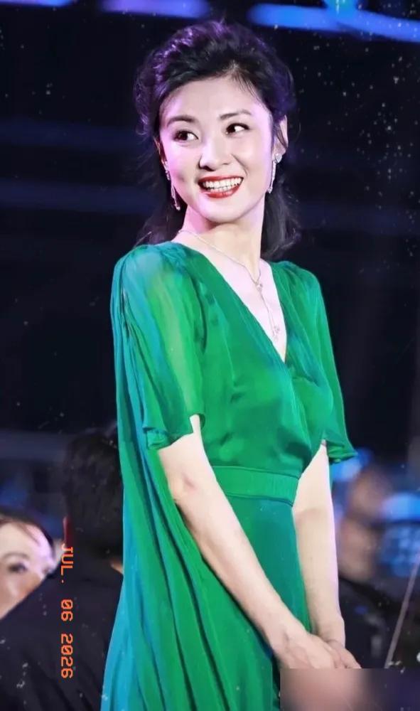 周涛那件查不到牌子的绿裙子，扒完真相反倒让人叹服全网翻遍都找不到标识的这条