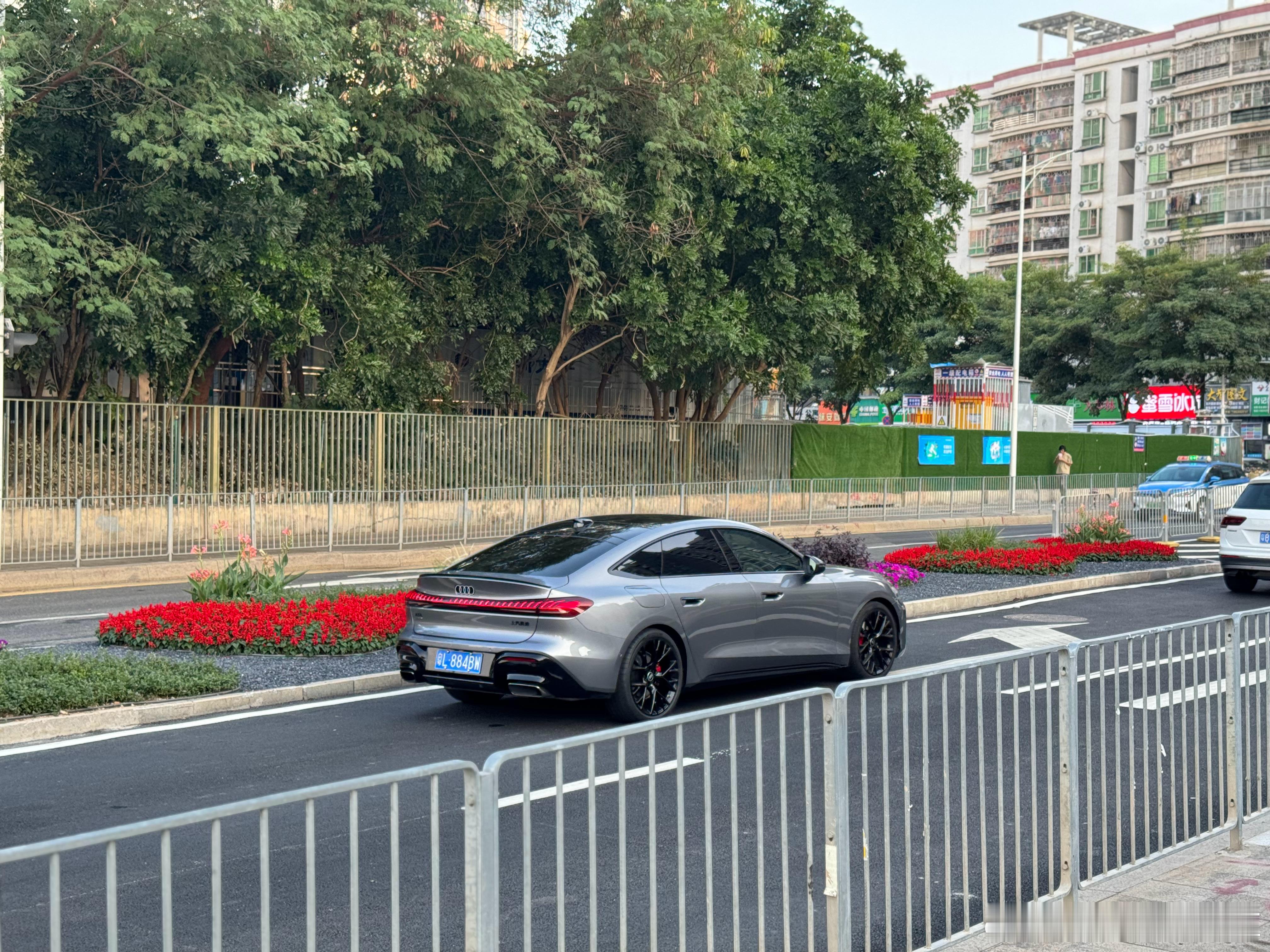 上汽奥迪A5LSportback确实挺成功的，周末和媳妇骑行遇到一台。因为是