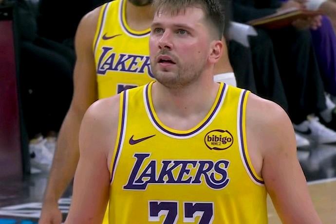 东契奇收割数据，马刺收割比赛！赛前我就预测：老詹伤病管理缺战马刺，东契奇必将