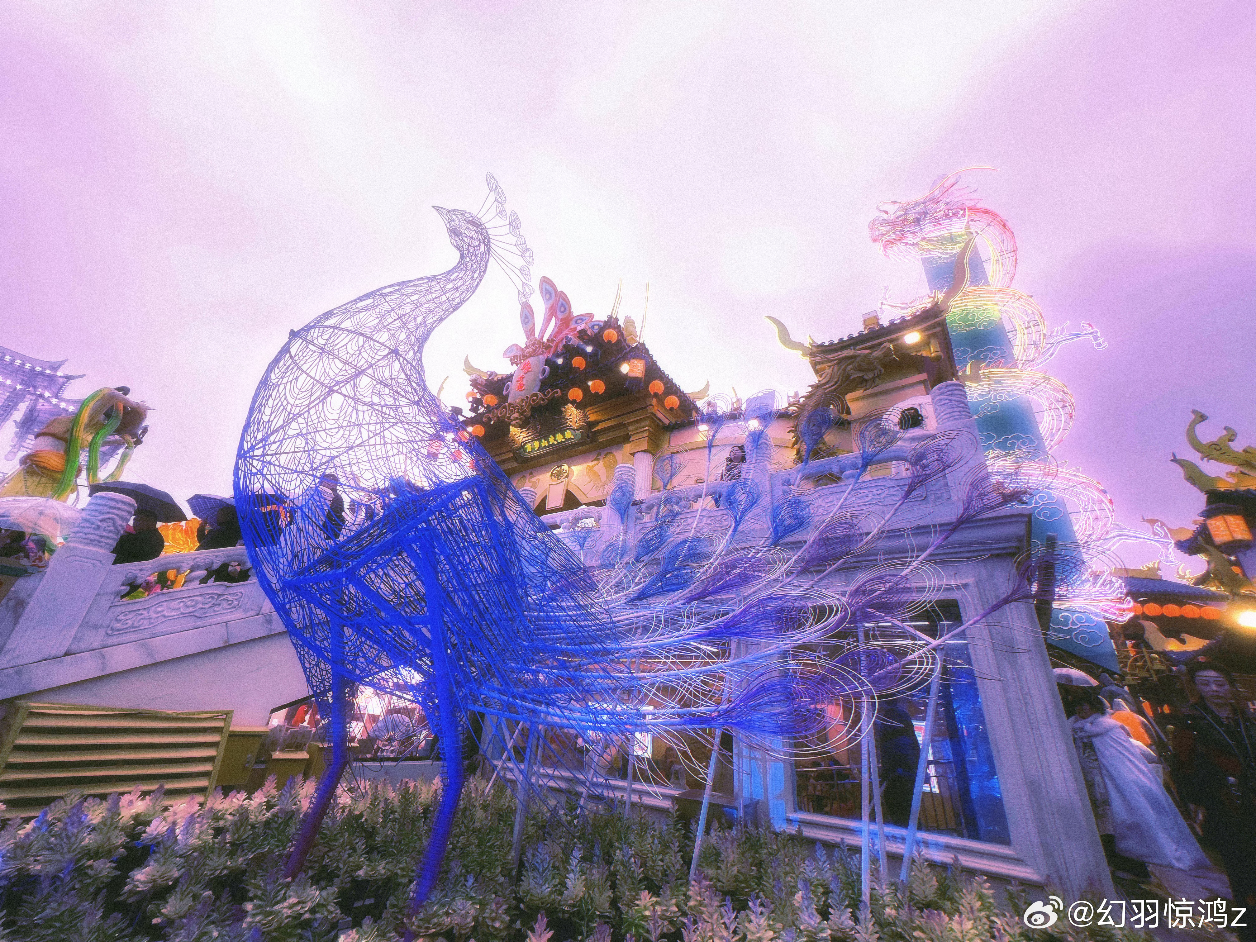 雨天专属浪漫：雨后的武侠城云雾缭绕，灯笼和油纸伞将古街妆点得如诗如画，水浒城侠义