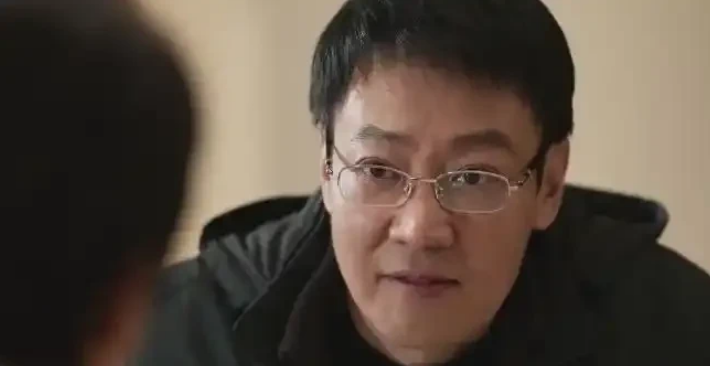 最近热播剧辛柏青老师演的《护宝寻踪》，他在里面虽然演的一个反面角色，见不得光的