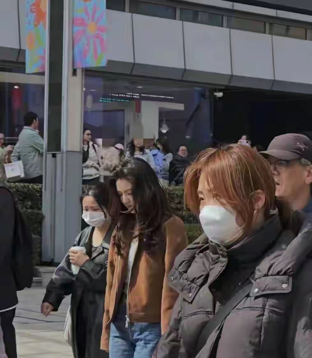 偶遇章若楠简约穿搭也挡不住精致五官，气质出众超吸睛。