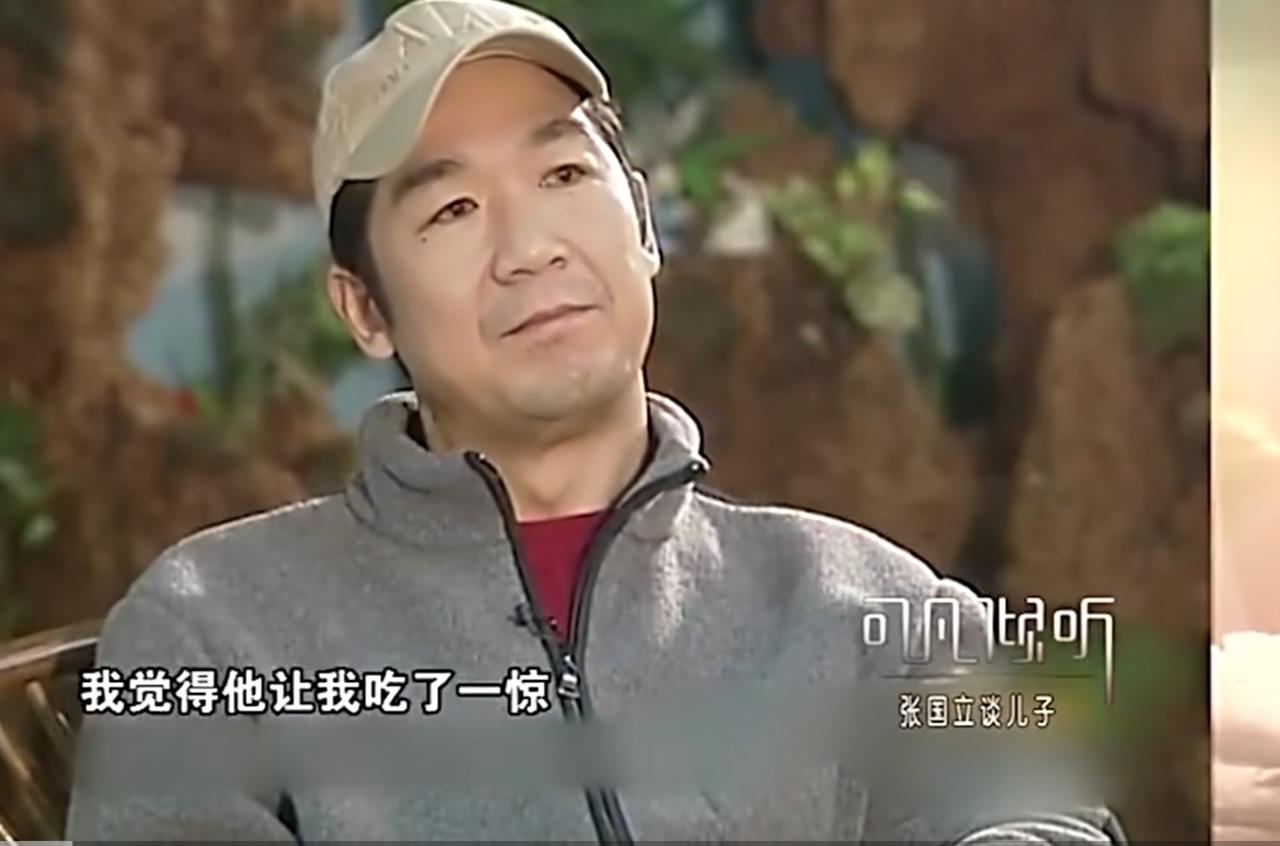 张国立谈自己的儿子张默。很明显，心情异常的沉重。这对明星父子，爸爸的名气大，儿子