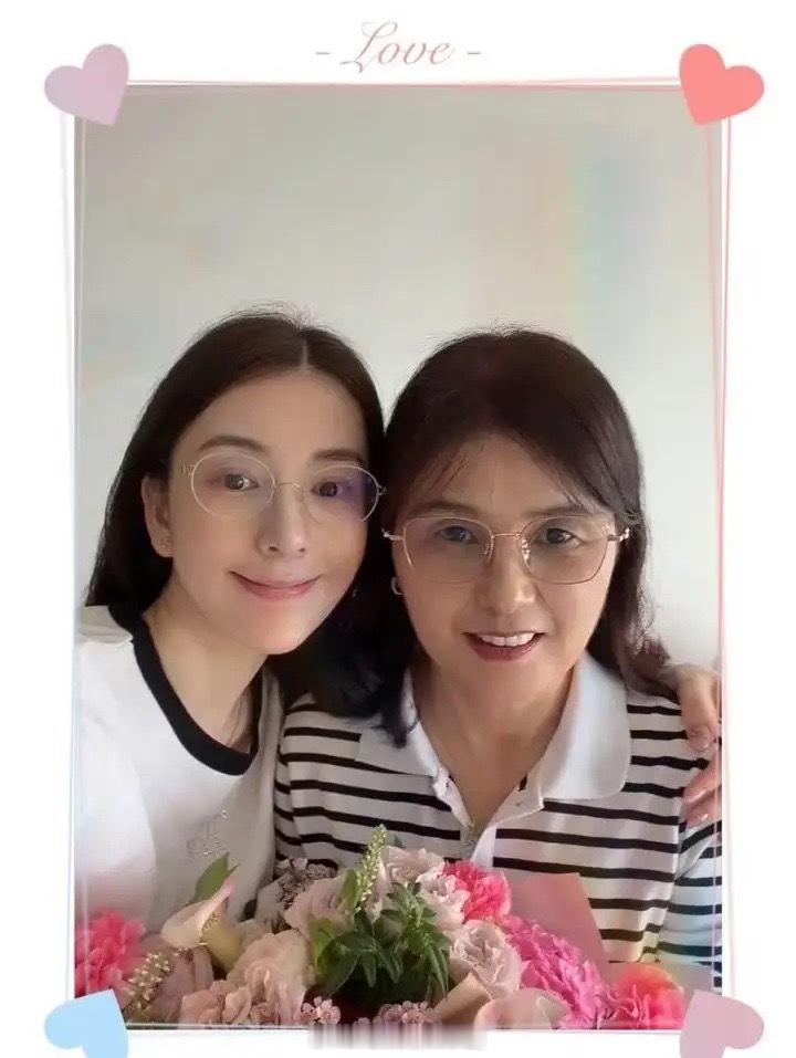 方媛母亲节晒与妈妈以及三个女儿的照片，方妈妈的气质真是越来越好了，方媛抱着三个女