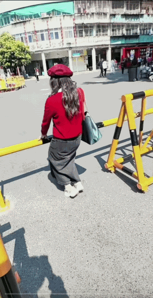 她是能跳过去的，可她忘了她穿的是裙子，而不是裤子，是裙子影响了她的发挥。摔倒后