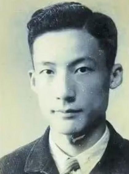 1949年，成都将军衙门看守所里，牢门被猛地推开，特务挨个点名，点到谁就直接拖出