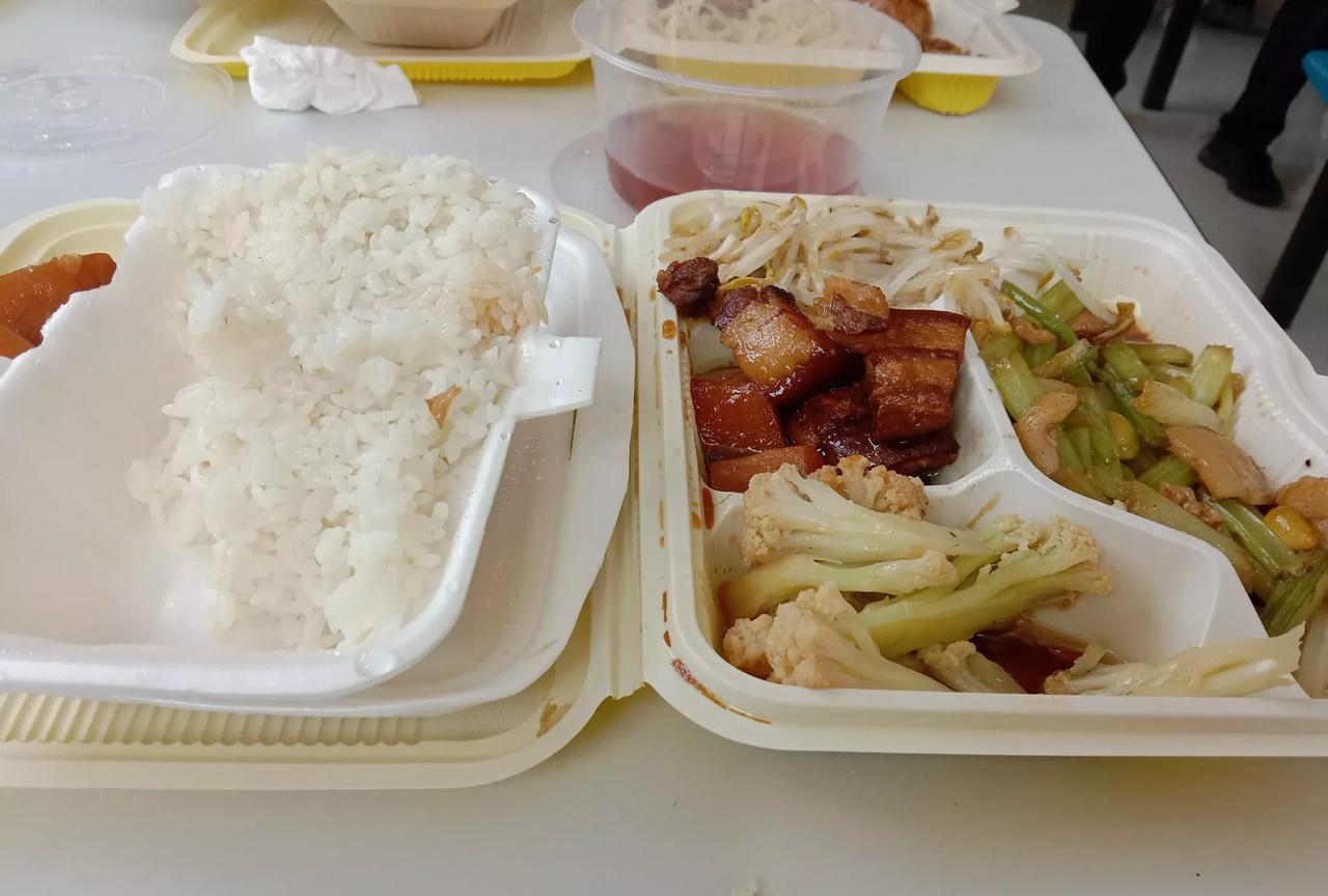 别说，镇政府食堂的盒饭还真好吃！😯四菜一汤，有荤有素，知道夏天热，还准备