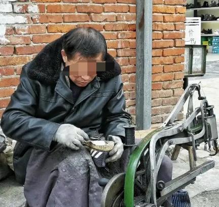 山东平度，男子找摆摊老人改腰带、打孔。老人不慎弄丢腰带螺丝，双方起争执，男子要求