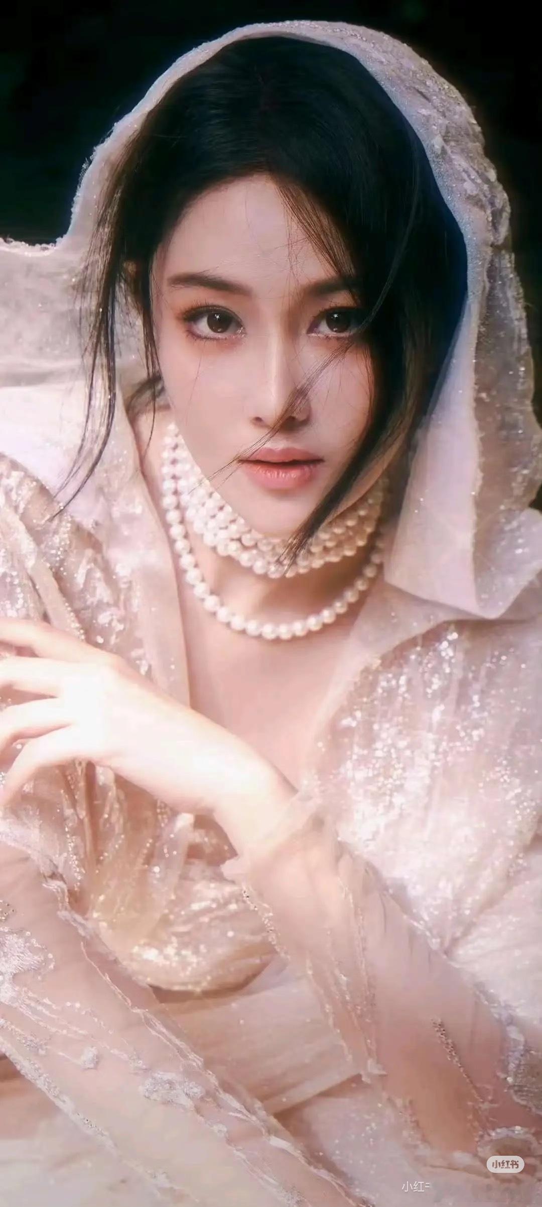 张馨予你很有钱是吗看了张馨予的盘发现该她当军嫂，正官在夫妻宫还透出在月上，她就