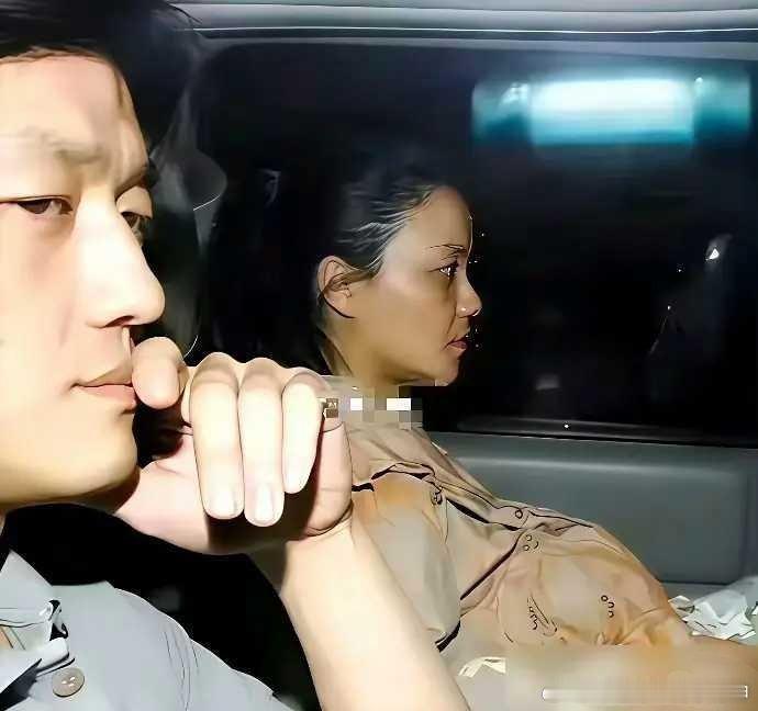 王菲怀李嫣的旧照，看哭了。2005年产检确诊唇腭裂，李亚鹏刚开口，她立刻反问“你