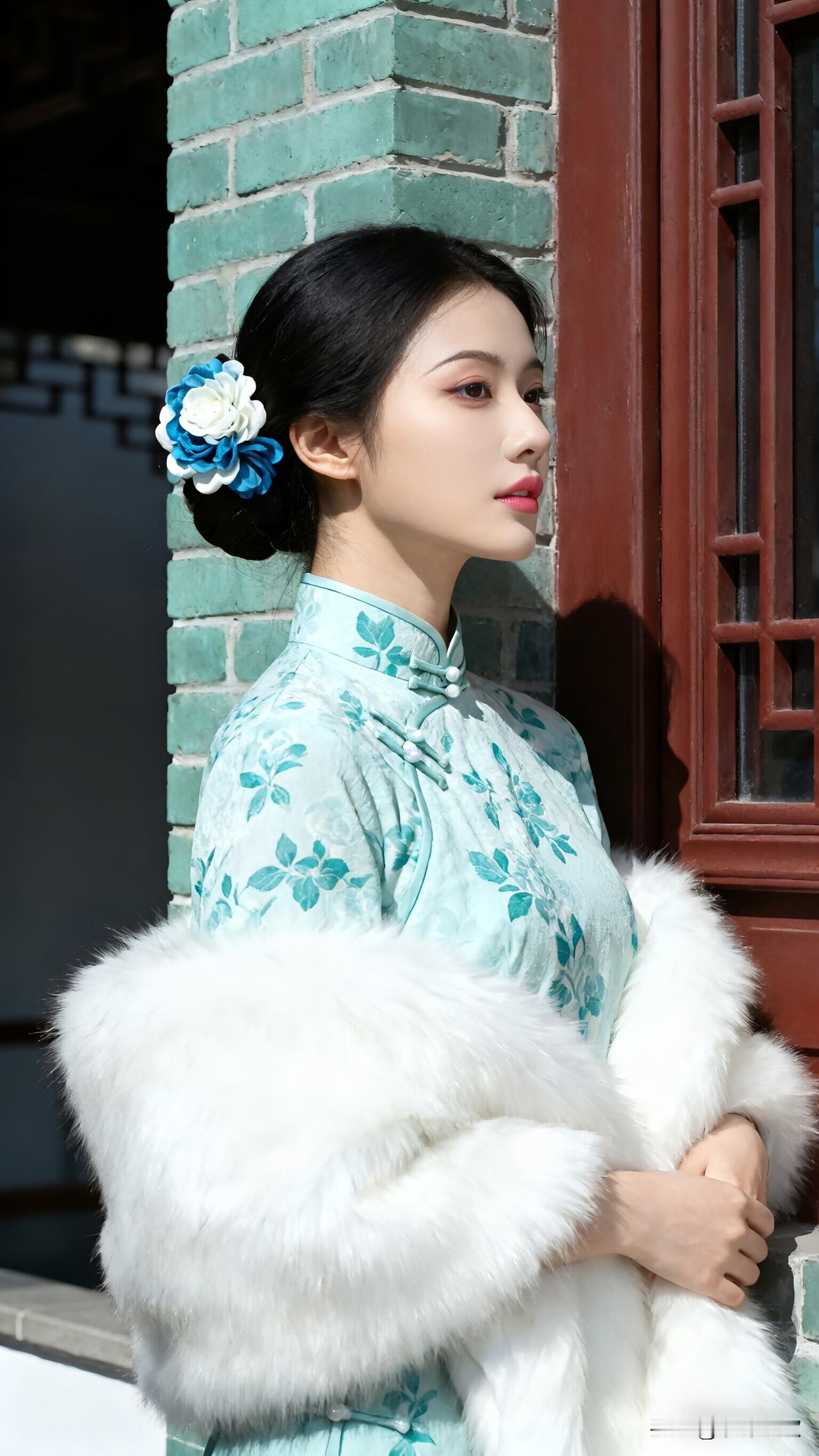 穿旗袍配皮草拍写真，被路人说“不伦不类”，我却觉得美翻了！在古建园里拍旗袍