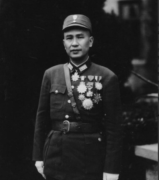 1981年，杜聿明已经病重，昔日的战友郭汝瑰来看他。郭坐在床边，突然开口问道：“