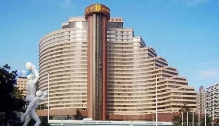 换新妆后的上海华亭宾馆，您觉得怎么样？上海华亭宾馆由香港王董建筑师事务所设计，