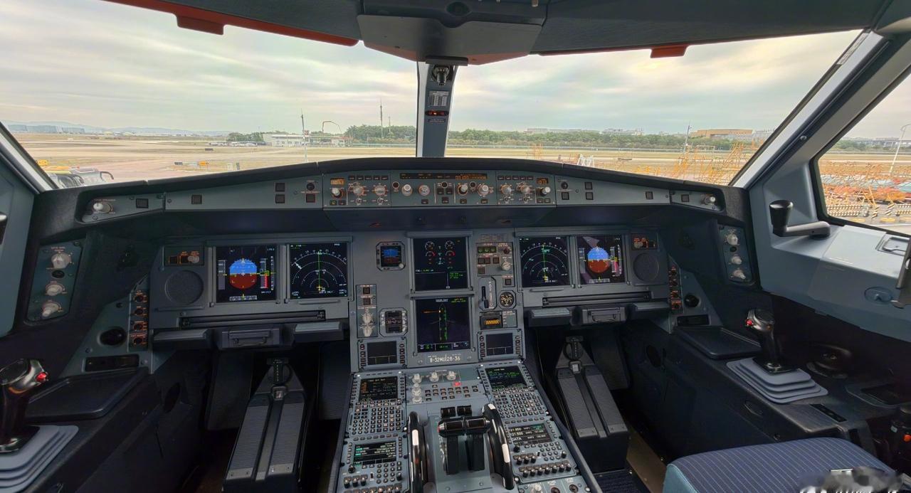 飞行员师傅的新办公室，A330neo的驾驶舱。除了没A350大屏，操作逻辑几乎完