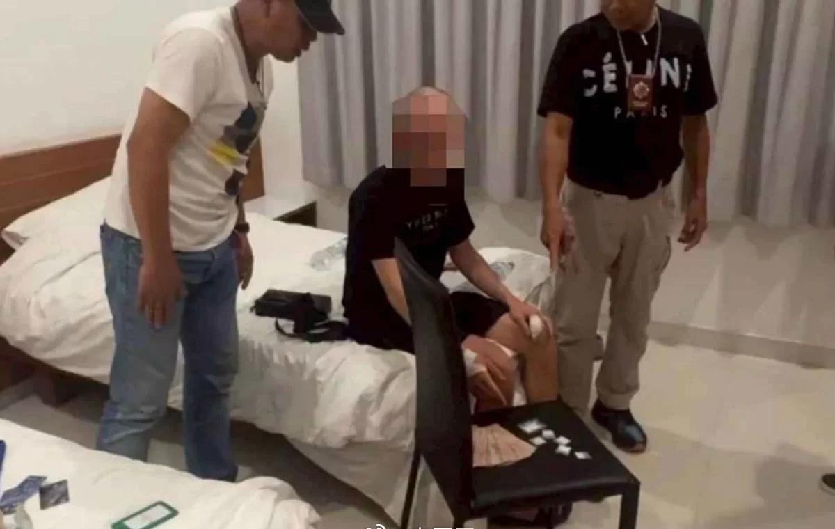 普吉岛旅游警察督察表示，上述嫌疑人于上周五深夜在一次卧底行动中被捕，此前便衣警察