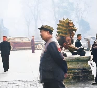 这是毛主席送完外宾后背着手往回走。不论是战争年代，还是建国后，毛主席的走路姿态犹