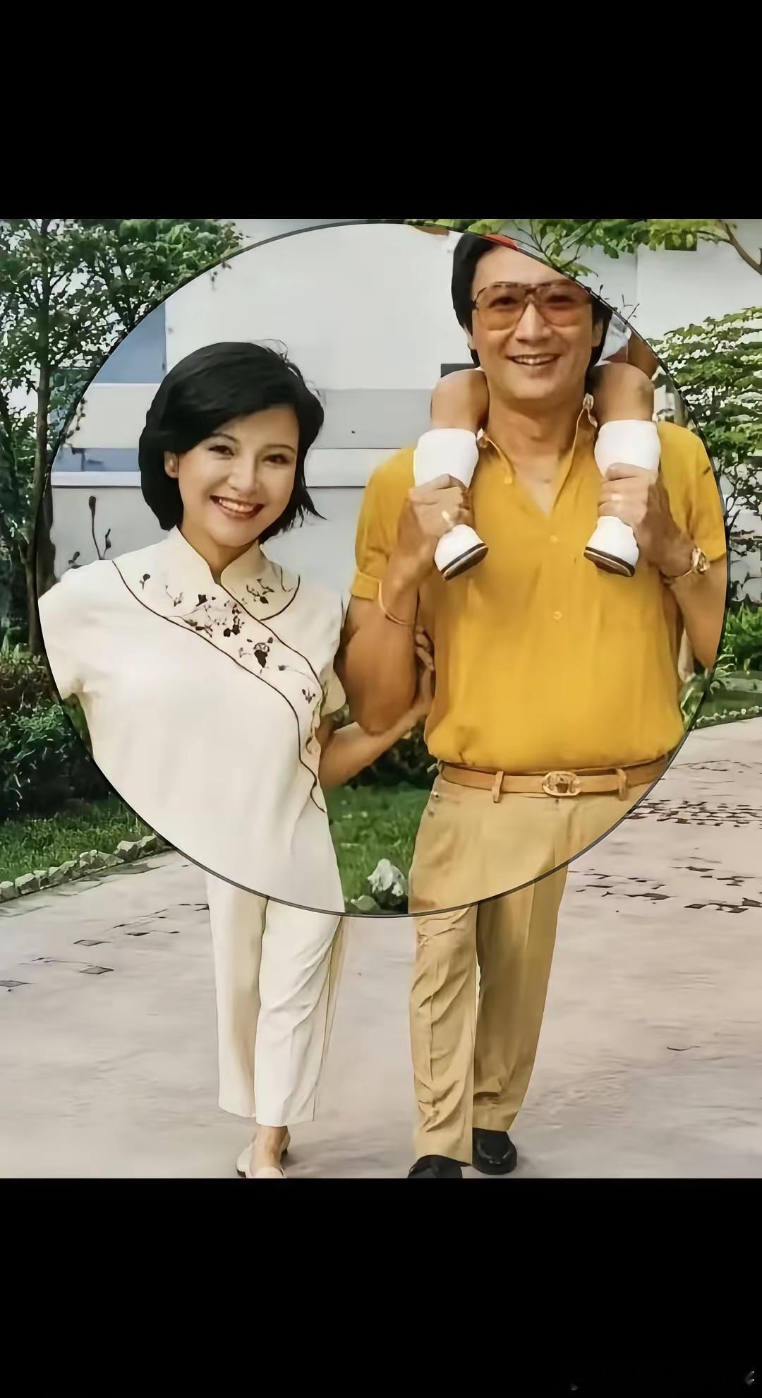 1982年谢贤背着年幼的谢霆锋，彼时谢贤46岁，背上的谢霆锋才仅仅2岁。如今谢