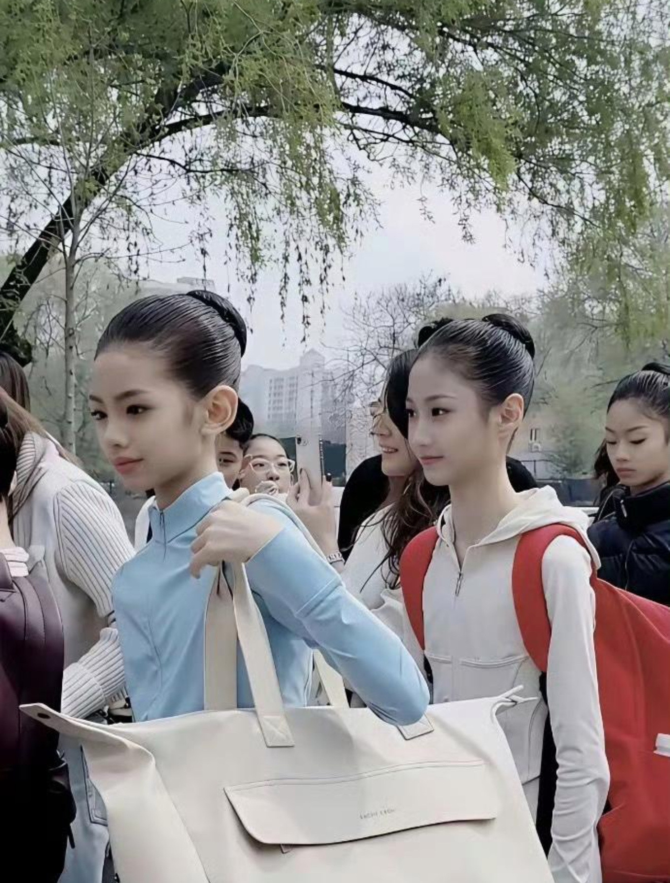 现在艺考也太卷了吧，北电招生现场这俩小姑娘颜值绝了！