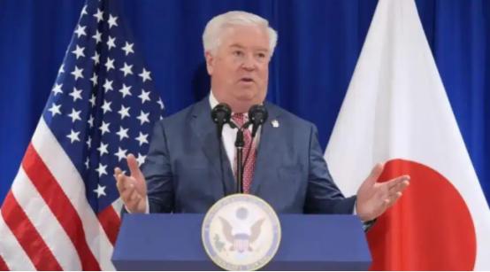 日本全网彻底炸了，美国驻日大使开完会直接对着媒体放话，声称自己代表总统和大使馆，