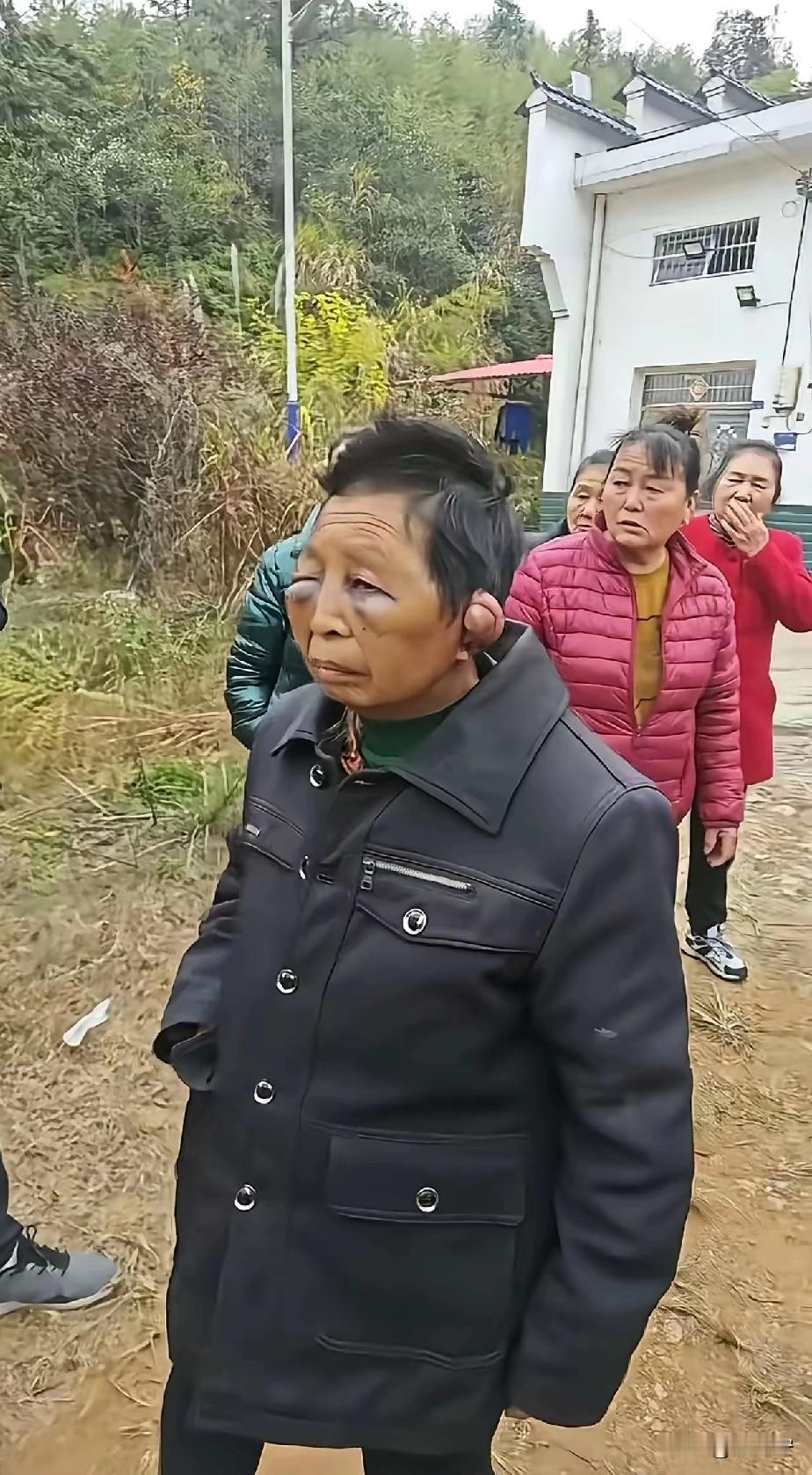 刷到湖南平江梅仙镇的家暴视频，作为丈夫怎么能对枕边人下得去如此狠手！视频里的中年