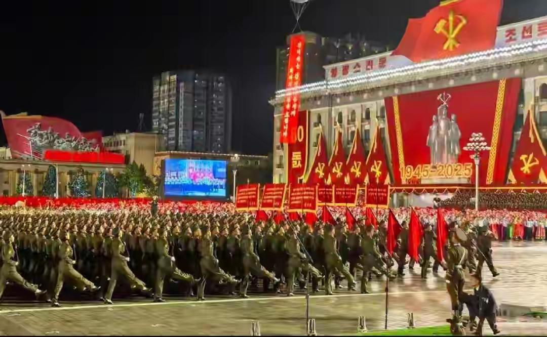 朝鲜于劳动党成立80周年之际，凌晨冒雨举行阅兵，“火星-20”核导弹压轴登场，其