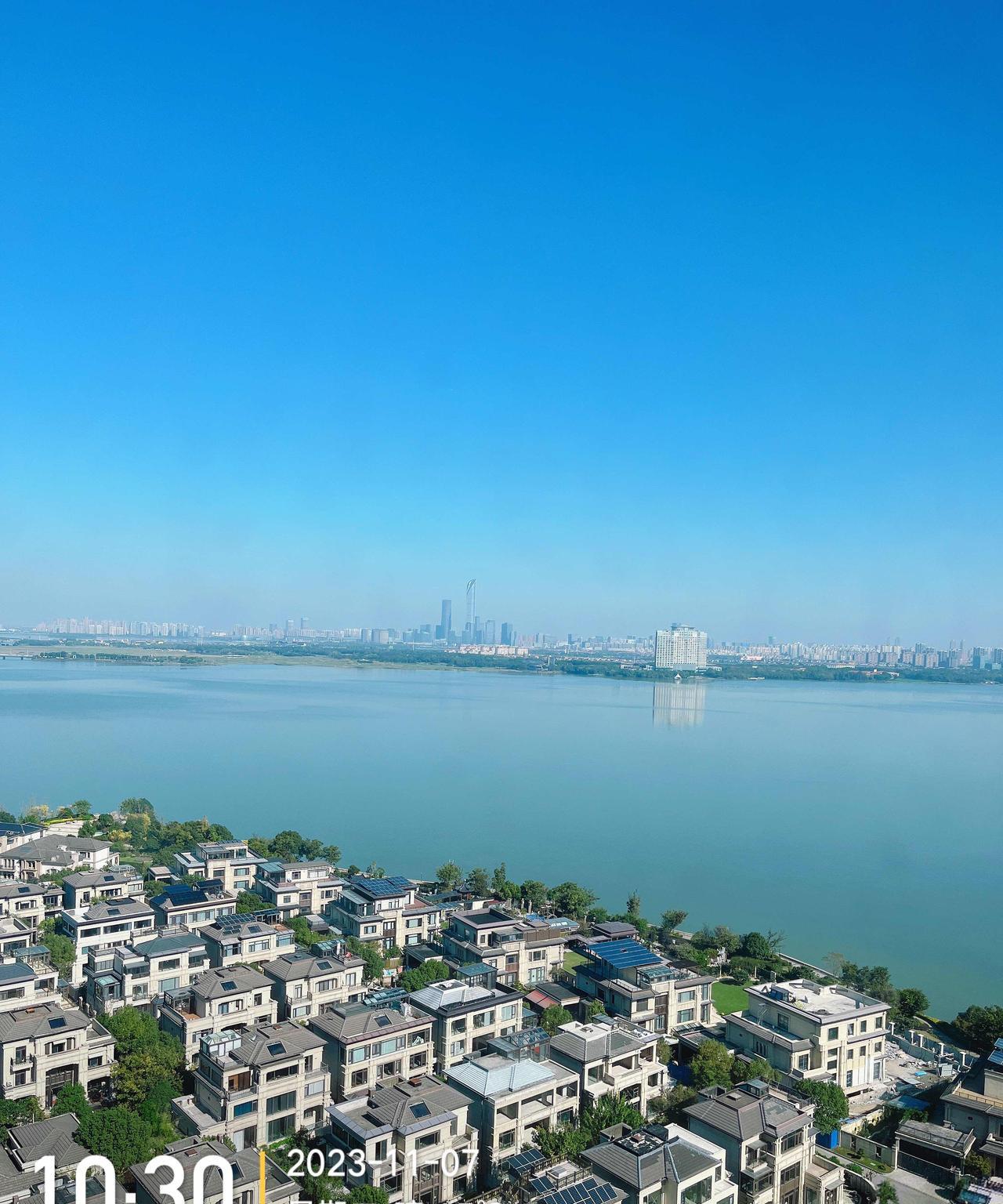 卖房记上海浦东的一套房子，高值时价格应在八百万以上，因种种原因一种没挂卖。前年