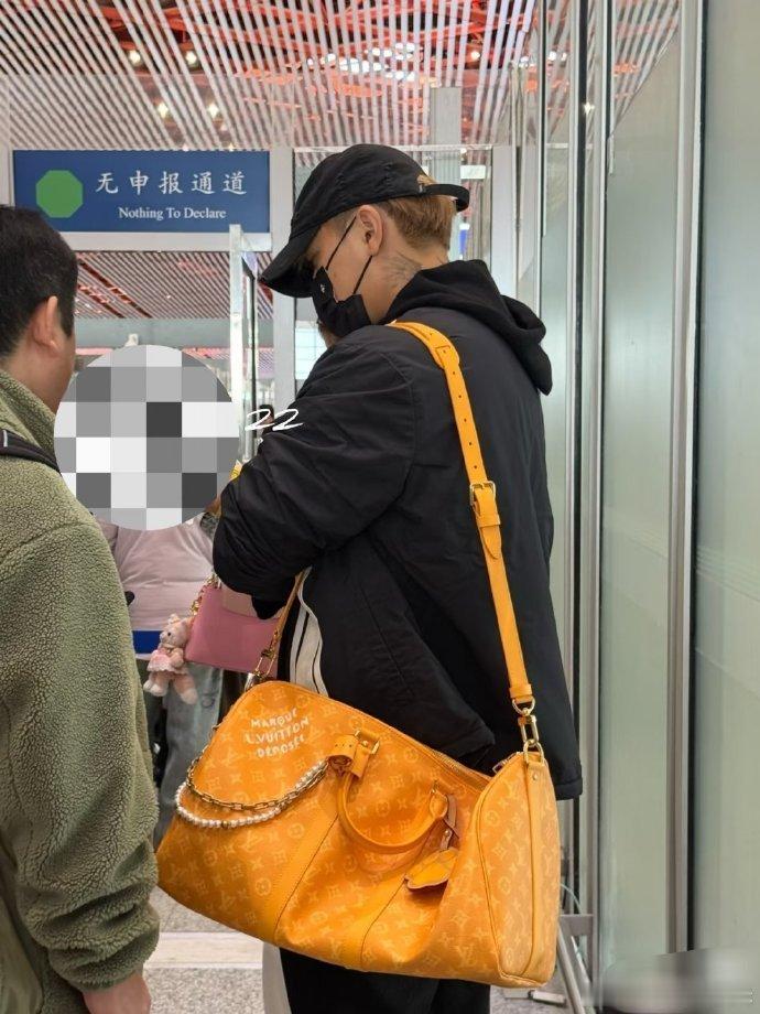 在机场偶遇黄子韬徐艺洋是谁在机场被真情侣甜到了！黄子韬和徐艺洋一身休闲装亮相，