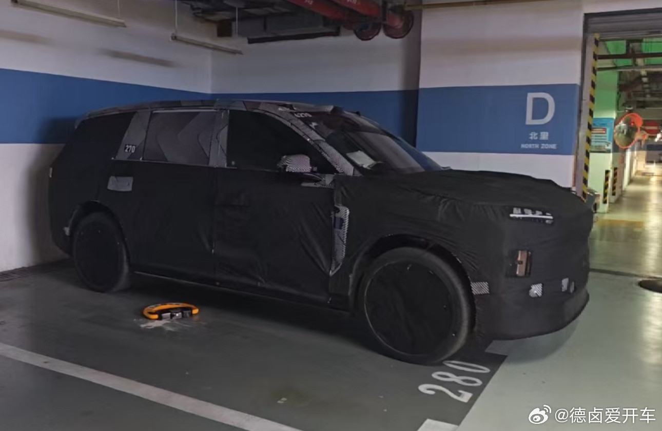 ES9之大，大到一个车位装不下。