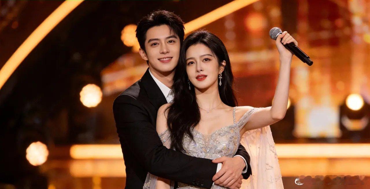 尖叫之夜封神名场面！白鹿曾舜晞合唱相拥还藏十指相扣彩蛋爱奇艺尖叫之夜上，白鹿与曾