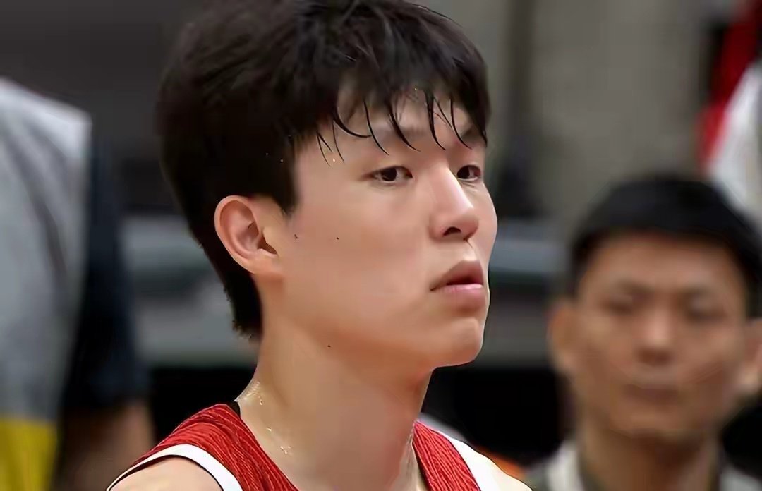 #杨瀚森#赛后采访杨瀚森透露一个细节：比赛还在进行当中，芬德伯克就向他询问，能不能赛后互换球衣。​