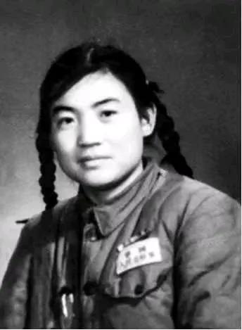 1994年，“英雄儿女”解秀梅因脑梗住院，欠下3万元医疗费，在医院准备停