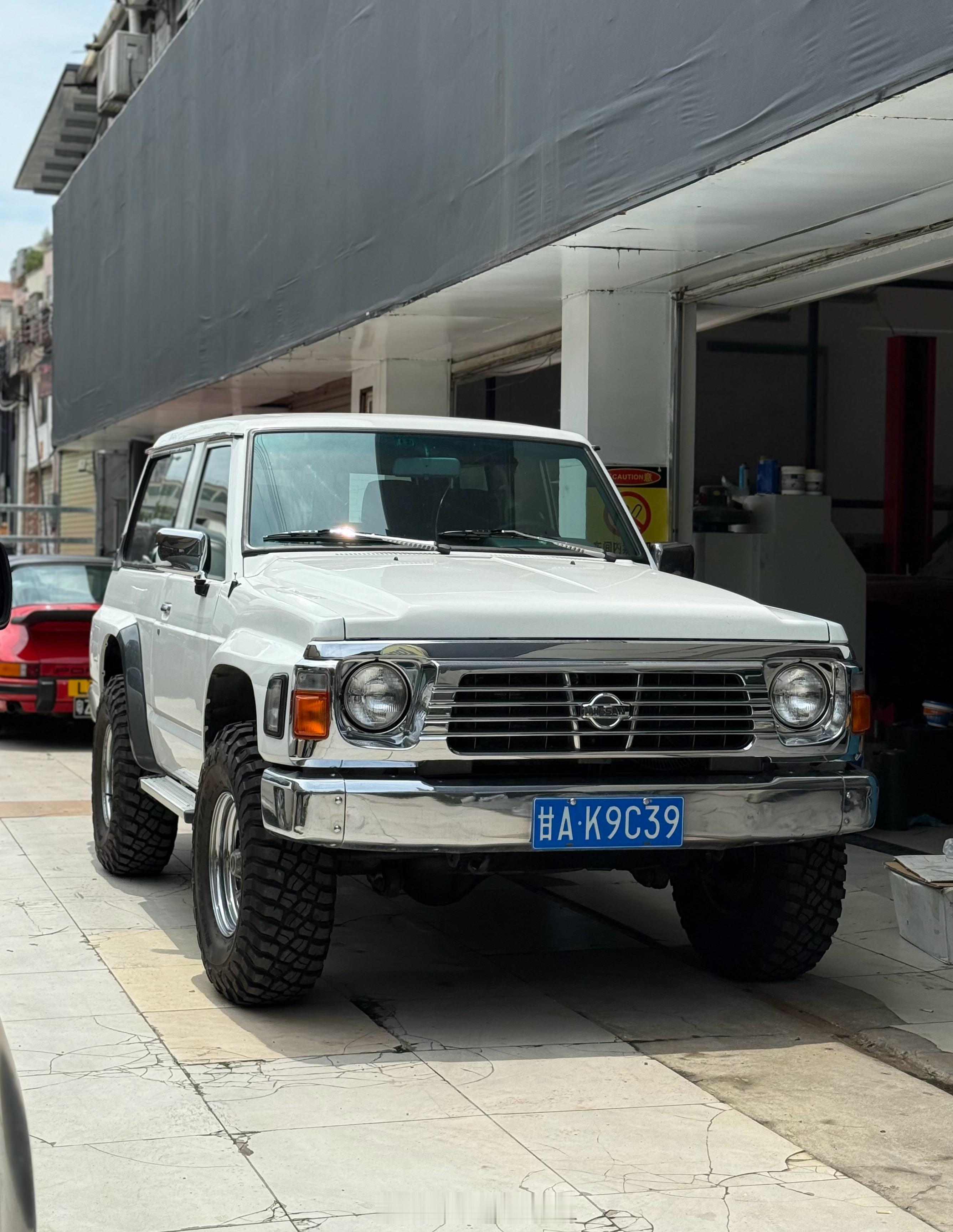 cars01豪车拍宝刀不老的越野利器：三门版短轴尼桑途乐Nissan