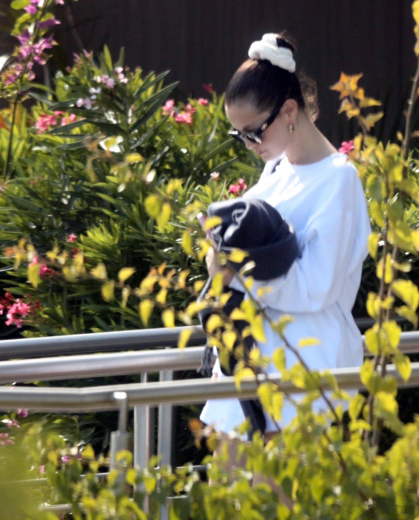 selenagomez赛琳娜戈麦斯抵达墨西哥洛斯卡沃斯，身着卫衣短裤低调出行