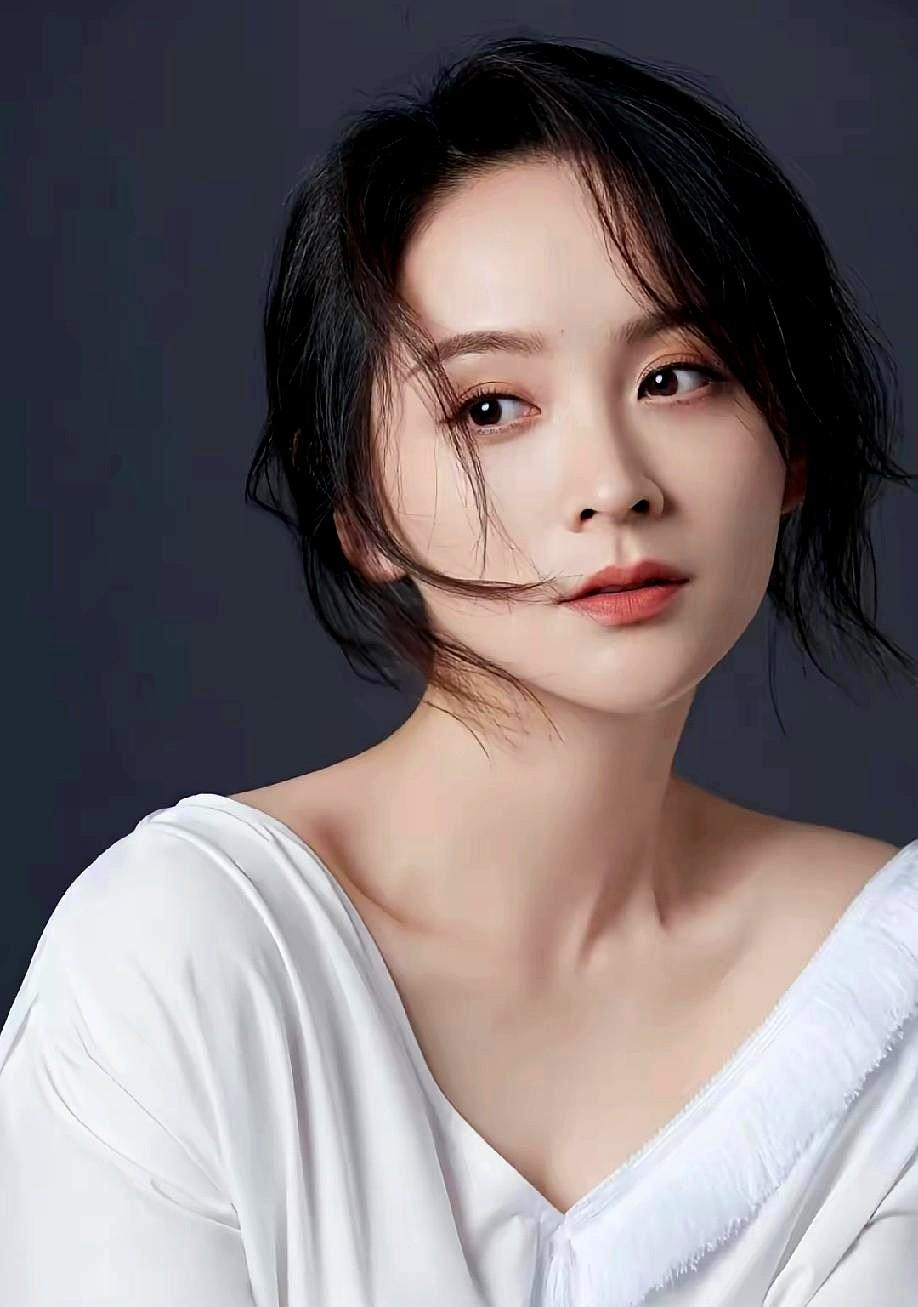 看完《再见爱人》，我唯一无法共情的就是邓莎了。罗翔老师说：“如果你被包养了就