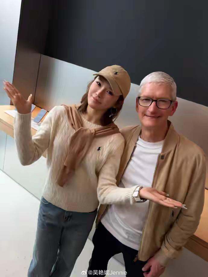 “嗨！你们看一看我和谁在一起？”晒一晒，这似乎符合吴艳妮的个性。而在中国做生意的