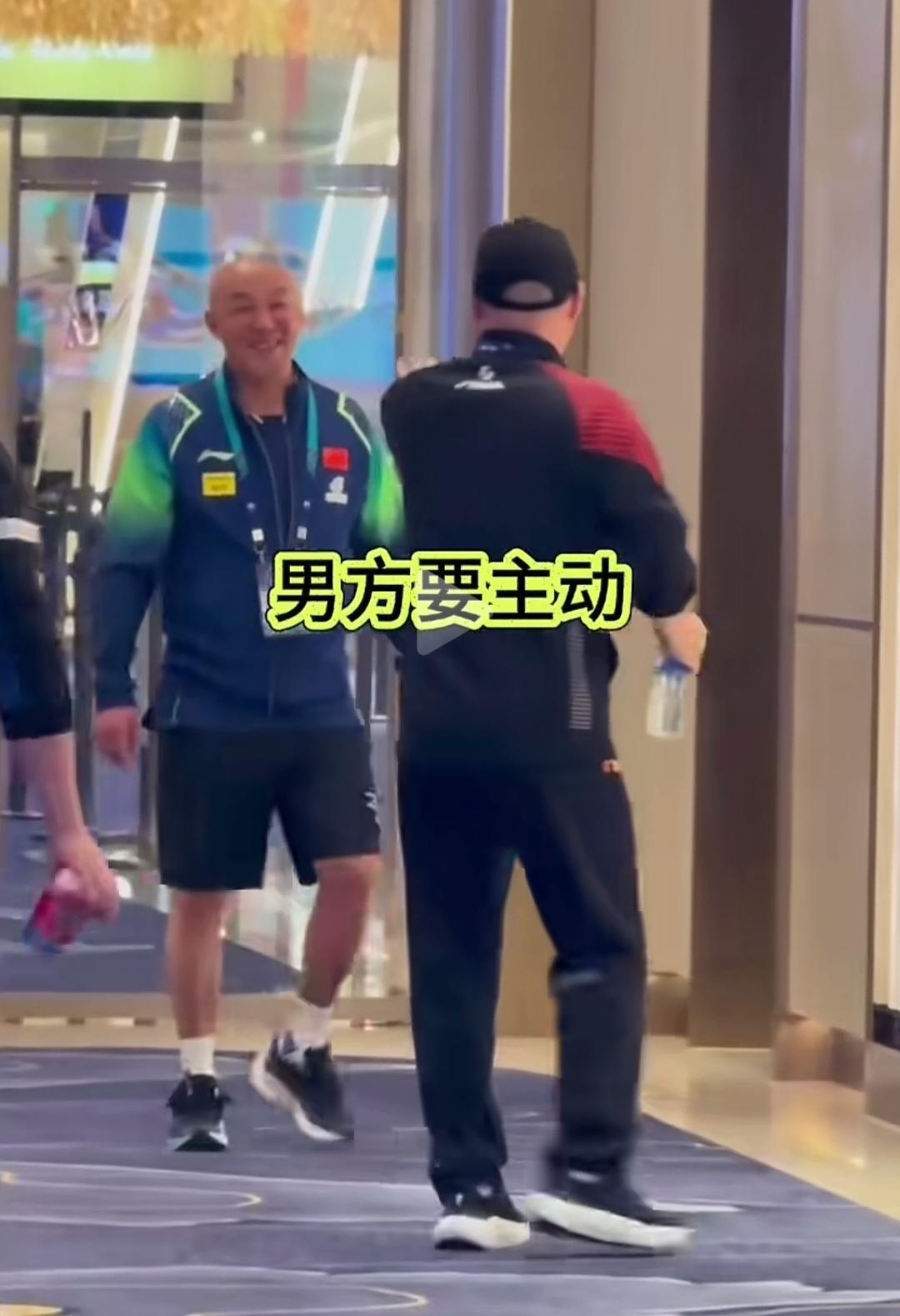 男女乒教练俩老帅哥见面，看谁笑的欢实。在机场，河北省队教练小杨和国乒男队教练肖