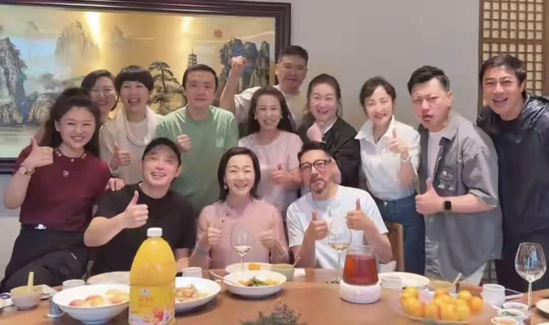 牛呀！沙溢参加军艺97班聚会，48了仍是班里校草！6月1日，演员张洪睿晒出了军