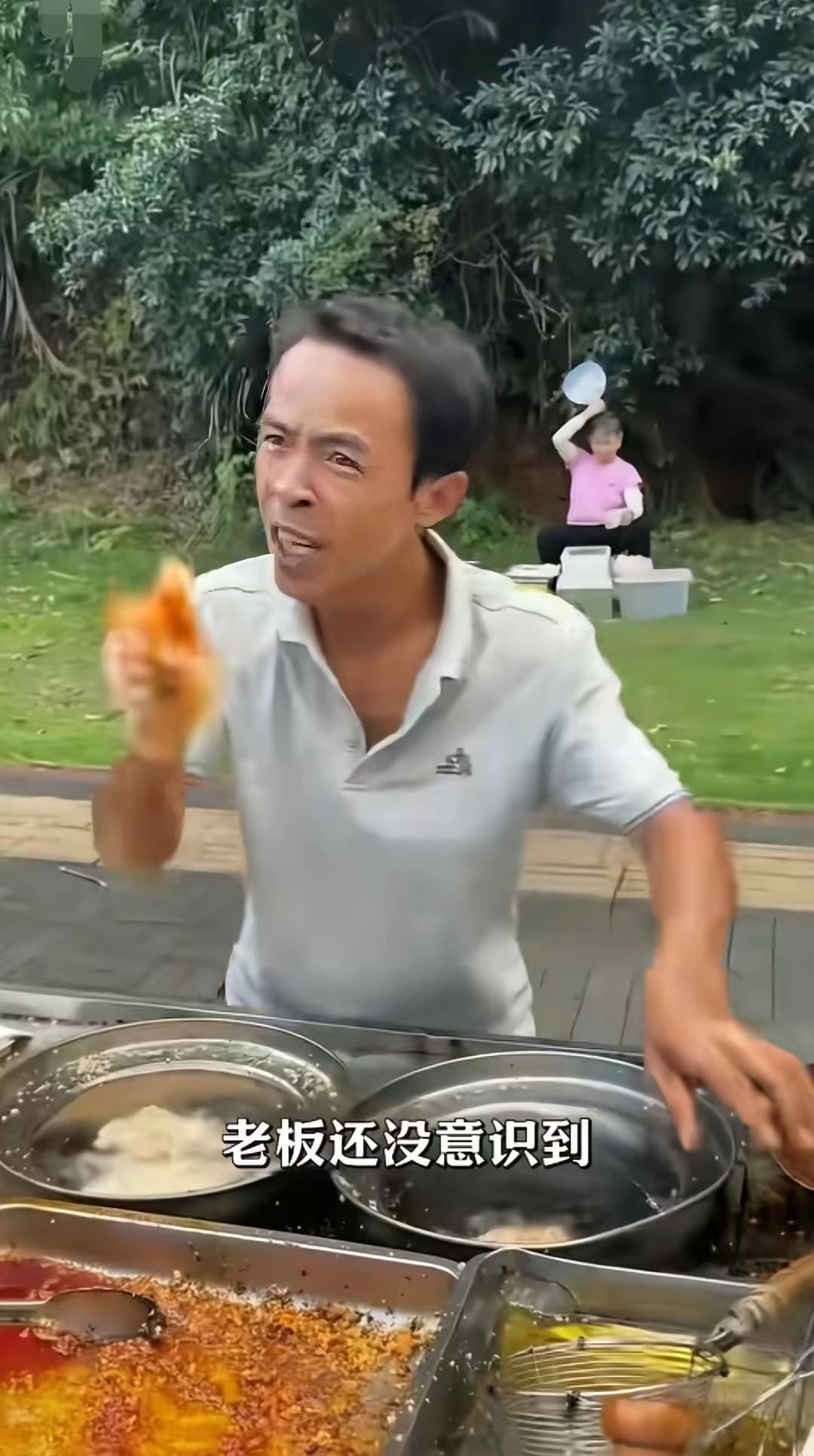 没看懂？老莫的火并不是他想火，也不是他的鸡有多好吃，而是平台需要人气流量，所以得