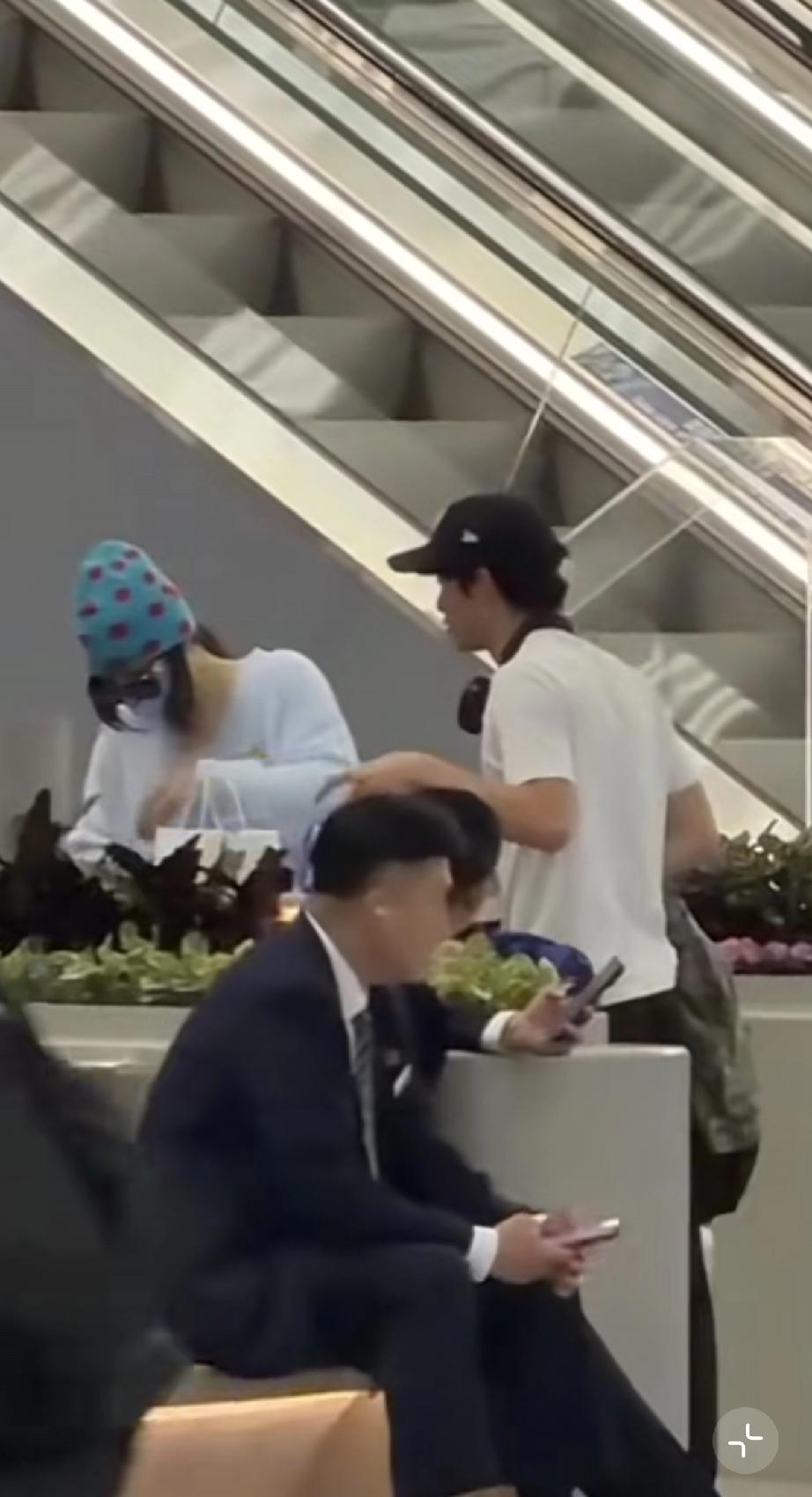 张柏芝在机场接大儿子Lucas，Lucas皮肤好黑，侧面看像谢霆锋!3月26