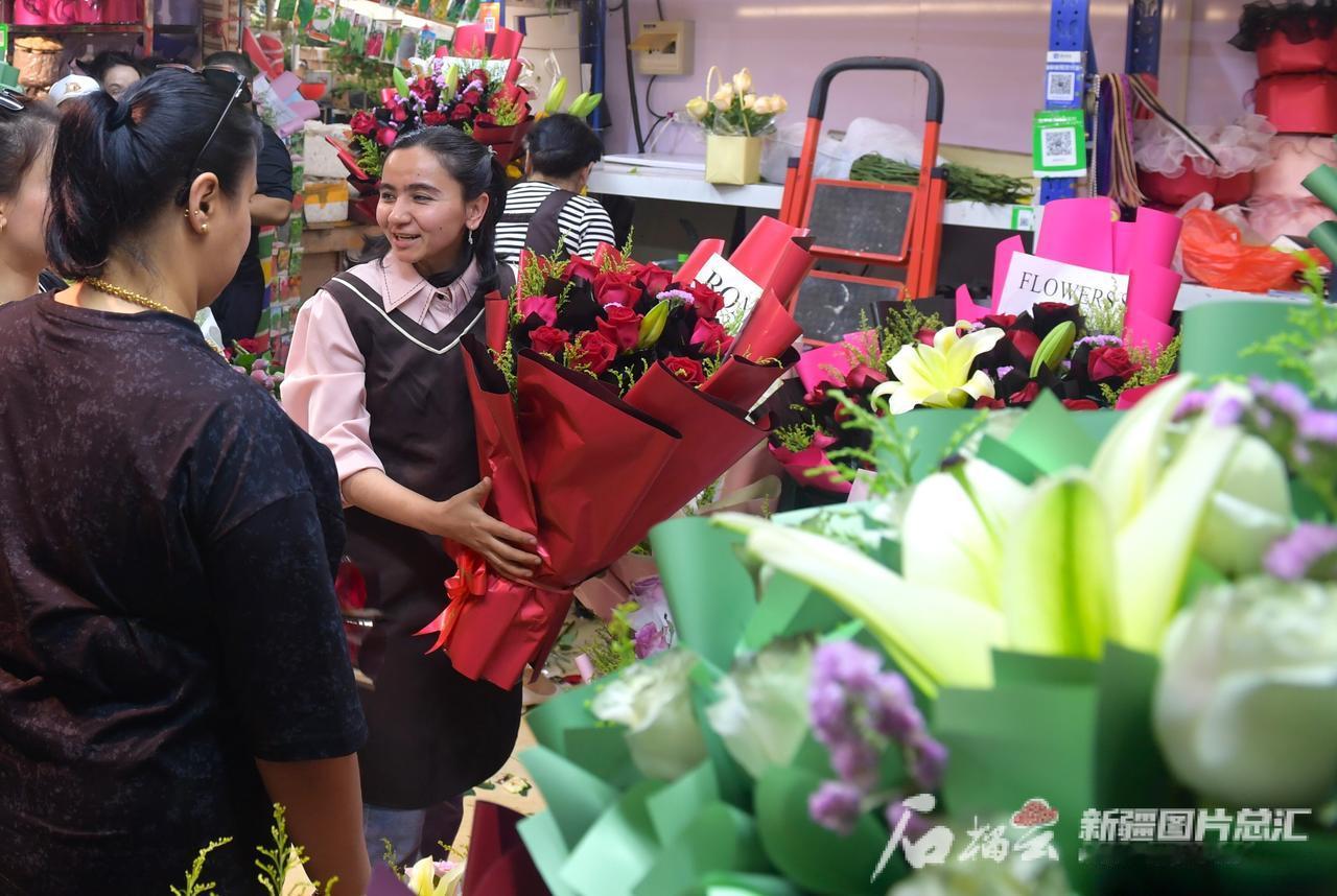 情商真高！湖南一姑娘去花店买康乃馨，选好后店主称重156元，她习惯性商量：“15