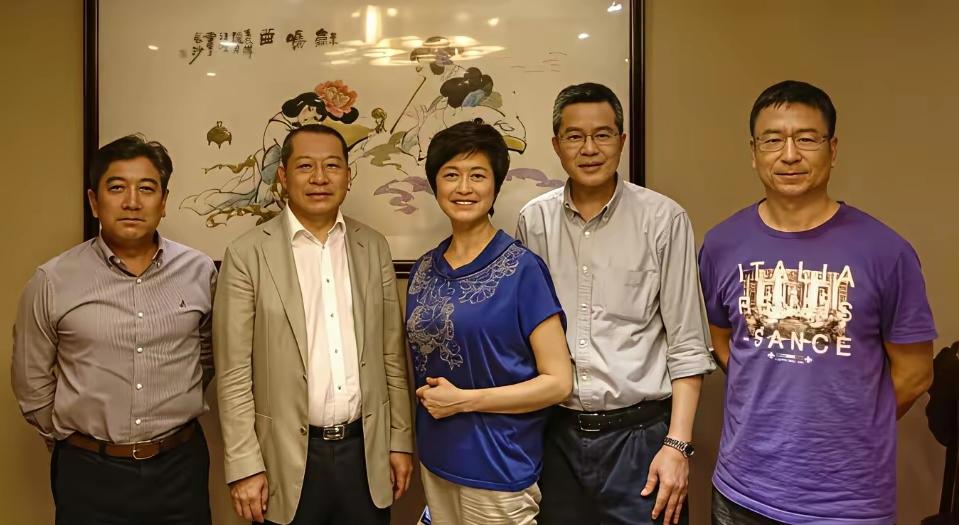 经典央视主持人老合影！敬一丹、白岩松一眼就能认出来。剩下三位面孔看着眼熟，