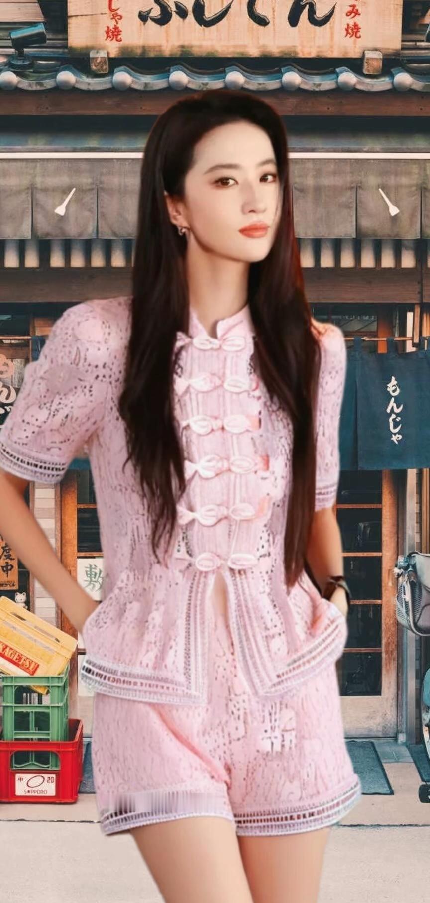 刘亦菲给人的感觉，完全是把刻在骨子里的古典松弛美焊在身上了。现在好多女明星的美
