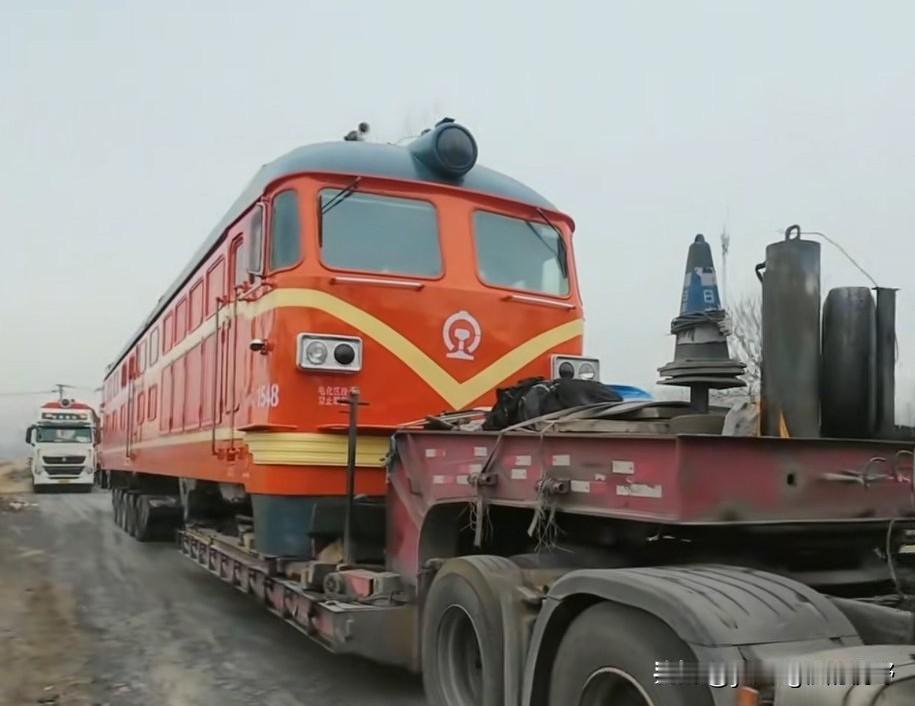 火车内燃机车，偶尔也会经历汽车运输。对汽车货运来说，铁路机车属于超大件运输了。因